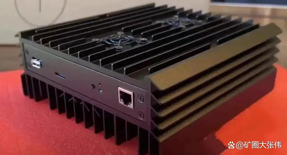 High-efficiency mining rig adapted for low-carbon energy consumption at a hosted mining site